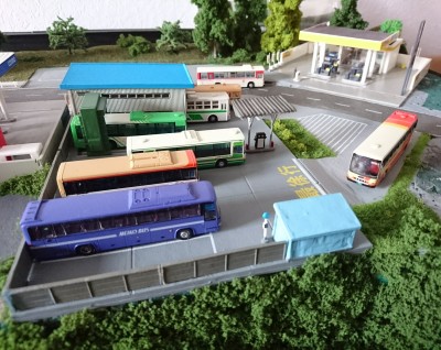 Da sich in letzter Zeit immer mehr Busse eingefunden  haben und nicht nur im Schrank liegen wollen,  habe ich kurzfristig umgeplant von der Taxistation auf Busdepot..  Allerdings war die Qualität bei diesem Bausatz von Tomytec derartig<br />unterirdisch,  das ich das eine Gebäude wohl gar<br />nicht verwenden kann, so krumm und schief wie es verarbeitet ist. <br />Hier also die erste Probebefahrung des neuen "Buscenters".