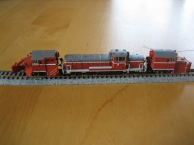 IMG_3927.JPG (80.37 KiB) 6503 mal betrachtet Tomix DE15 mit Schneepflügen